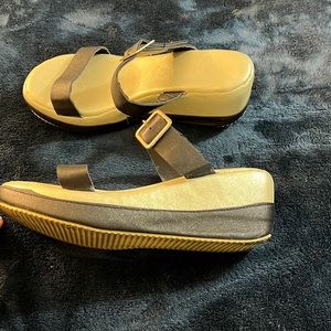 Good and black platform sandals